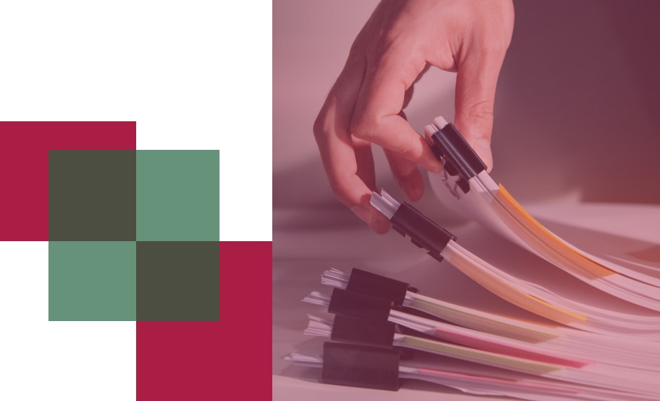 Jelentések - A képen dosszíékat rendező kéz látható.